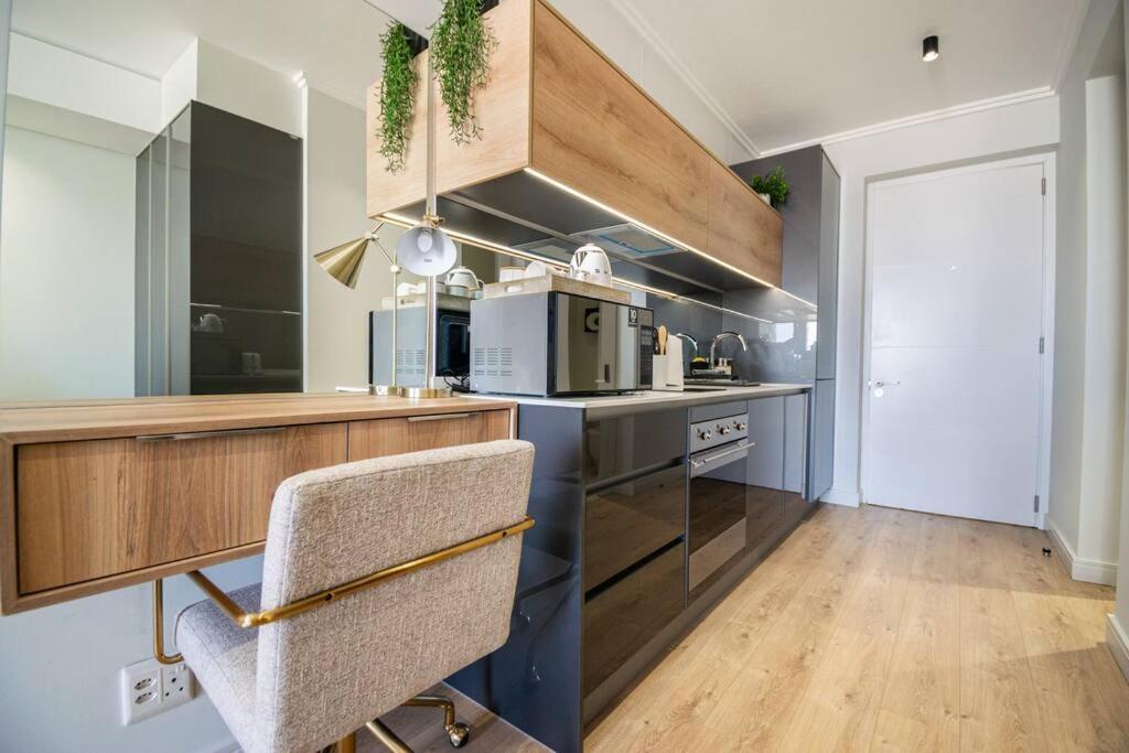 Beautiful Gem At Ellipse Apartment